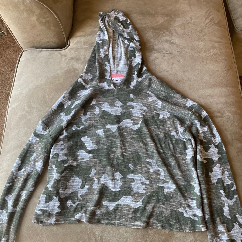 Camouflage thin cropped hoodie.